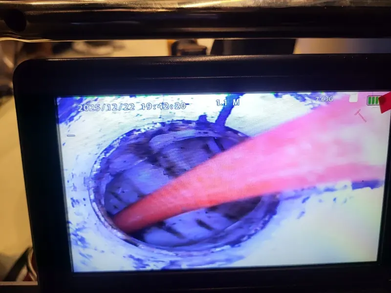 경산 스프링 장비가 관 안으로 들어간 내시경 화면
